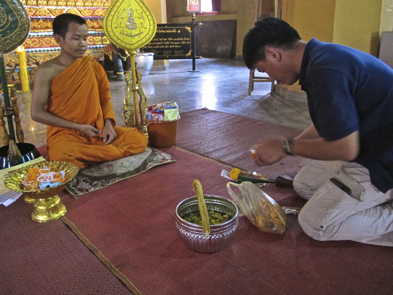 Making Buddhist offerings